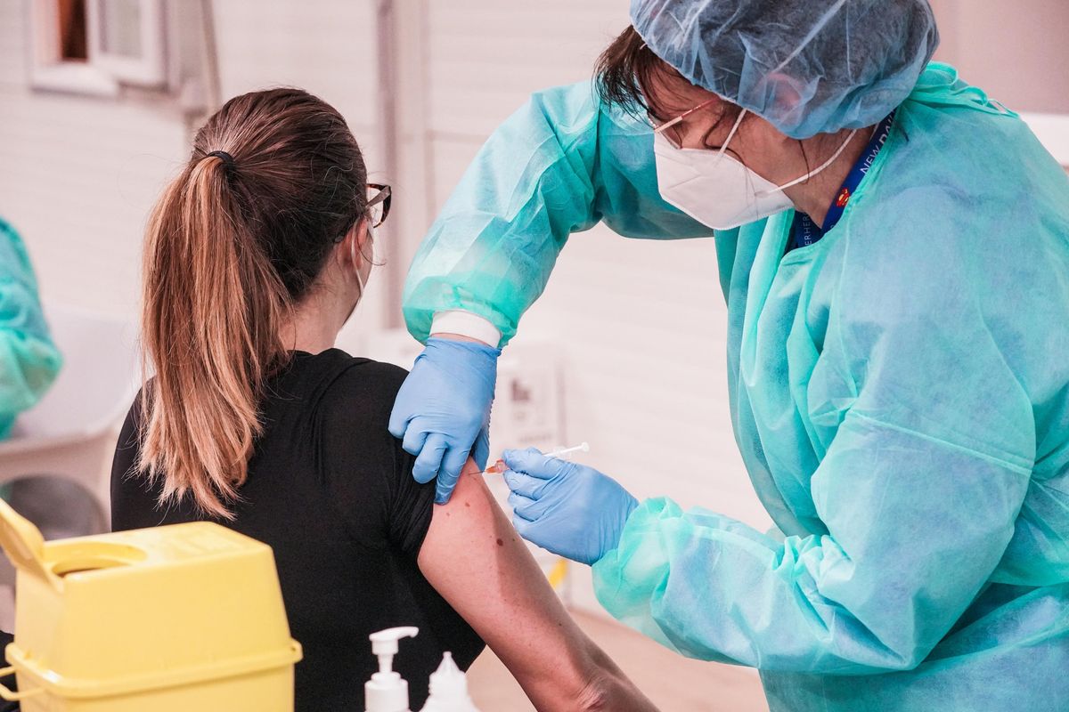 «Il coronavirus è sotto controllo». Ma l’Emilia ordina 500.000 Pfizer