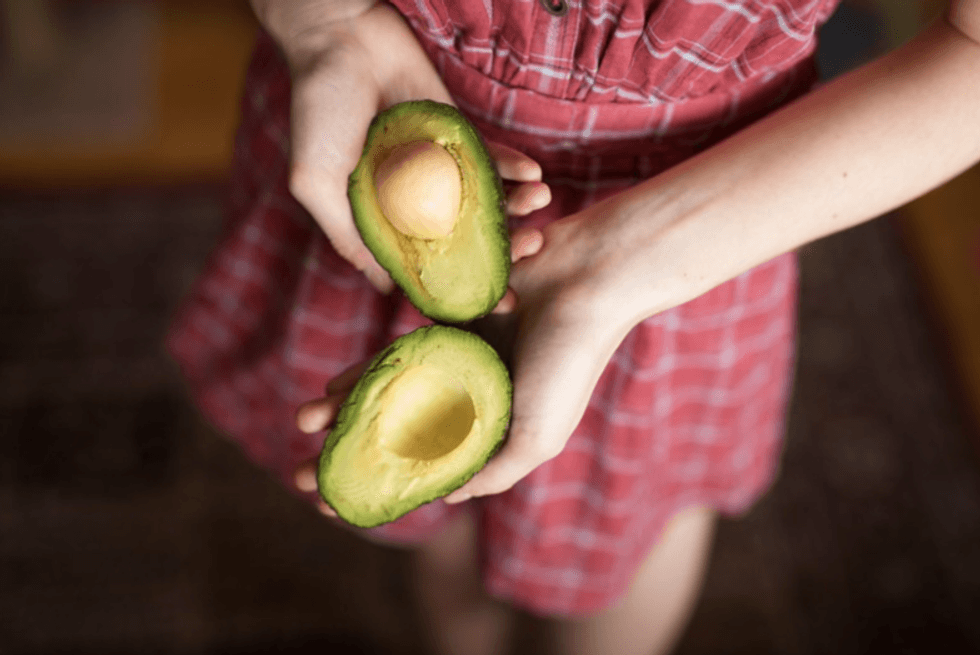 Woman brings her own avocado to a restaurant because that's what today's economy is like