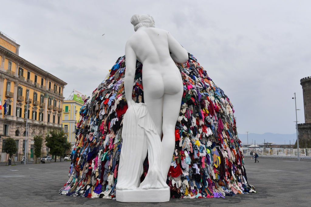 La Venere stracciona stia fuori dalla chiesa