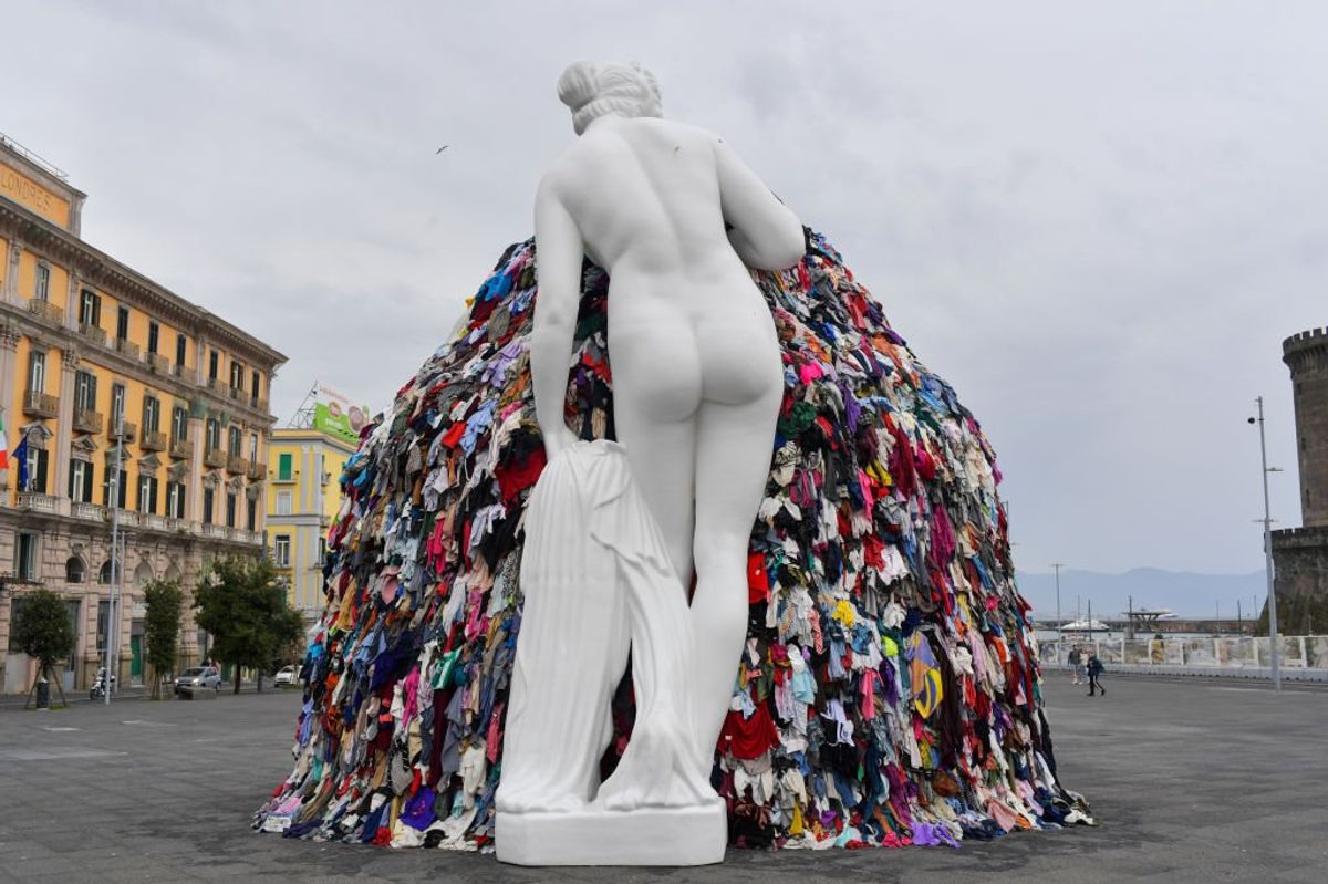 La Venere stracciona stia fuori dalla chiesa