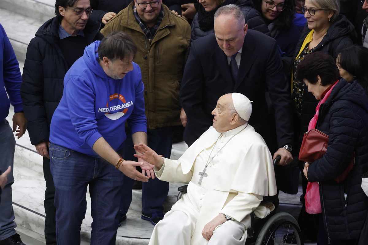 La nave di Casarini pagata con le offerte ha il supporto aereo: caricati 67 immigrati