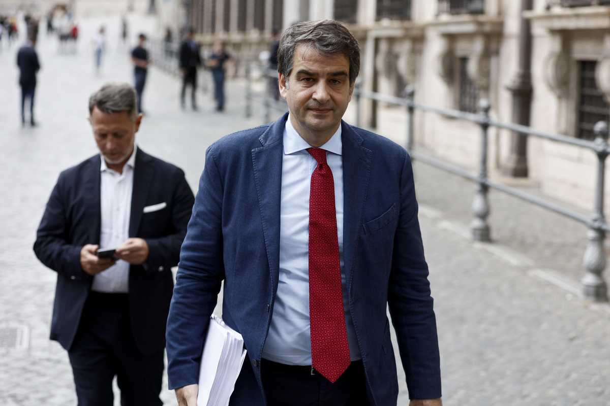 Il governo prova a evitare il rimpasto per il dopo Fitto. Spacchettamento in vista