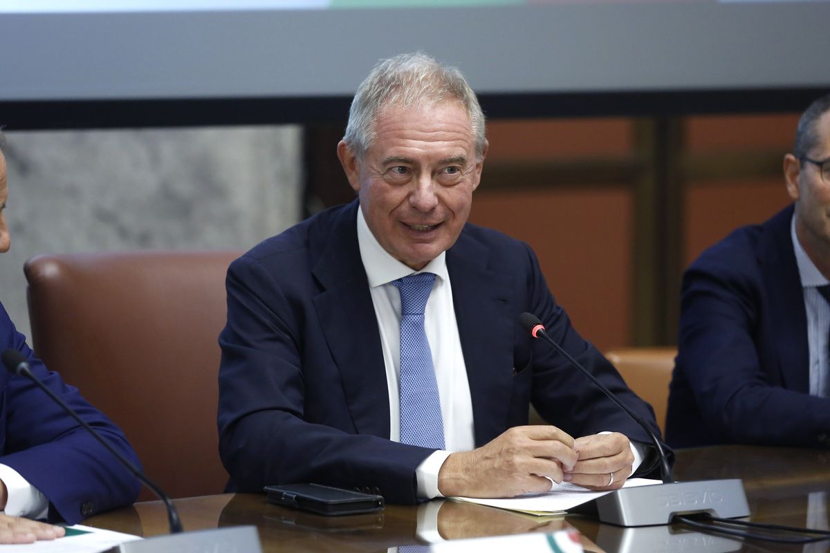 Urso conferma: a Bruxelles chiederà di rinviare lo stop ai veicoli a benzina