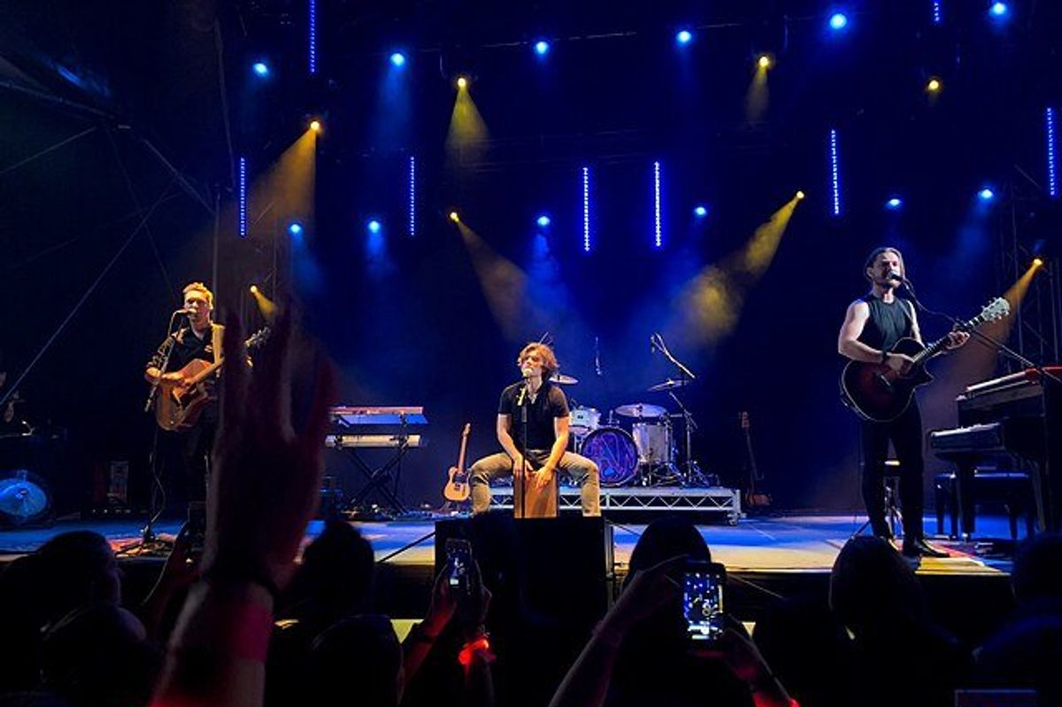 hanson on stage