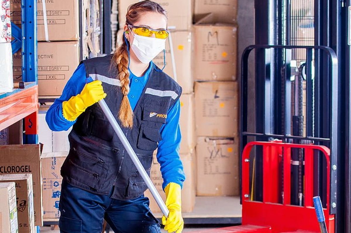 Woman shares her struggles of working full-time while homeless, and it changes her life