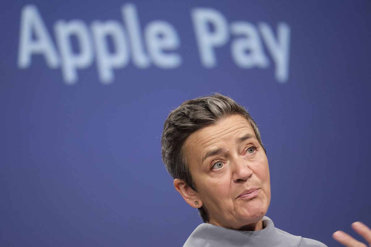 L’eredità avvelenata della Vestager: l’Europa condanna Apple e Google