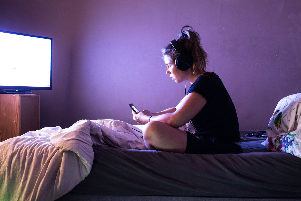 Rinchiudono i giovani e poi vietano i social