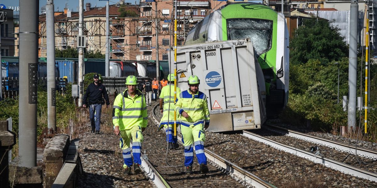 Milano, treno merci deragliato si scontra con un convoglio regionale