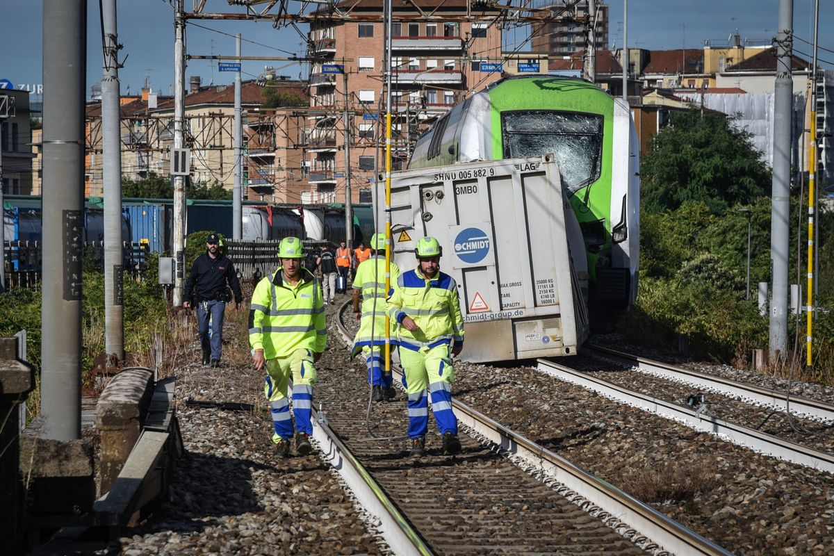 Milano, treno merci deragliato si scontra con un convoglio regionale