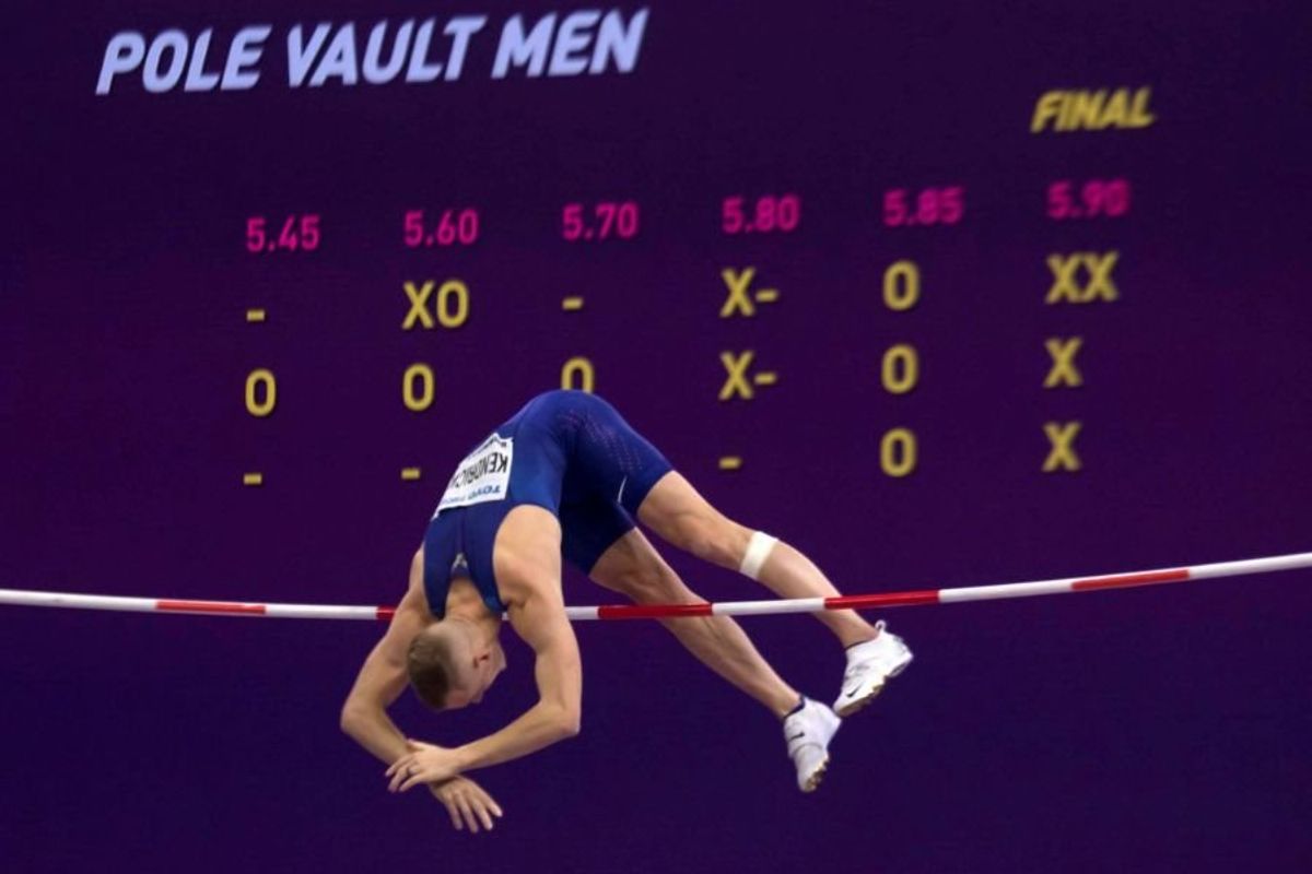 pole vaulter sam kendricks mid-jump