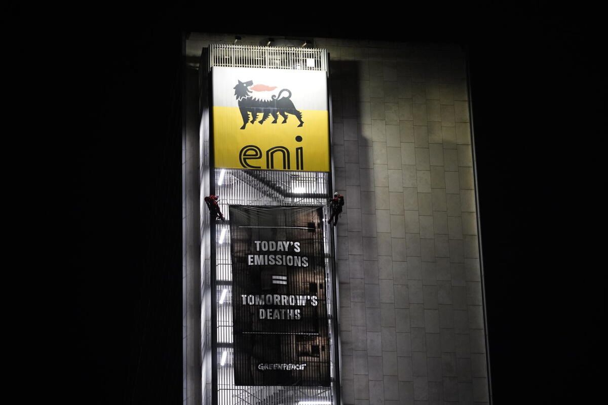 Assalto di Greenpeace al palazzo Eni: sotto indagine 14 attivisti stranieri