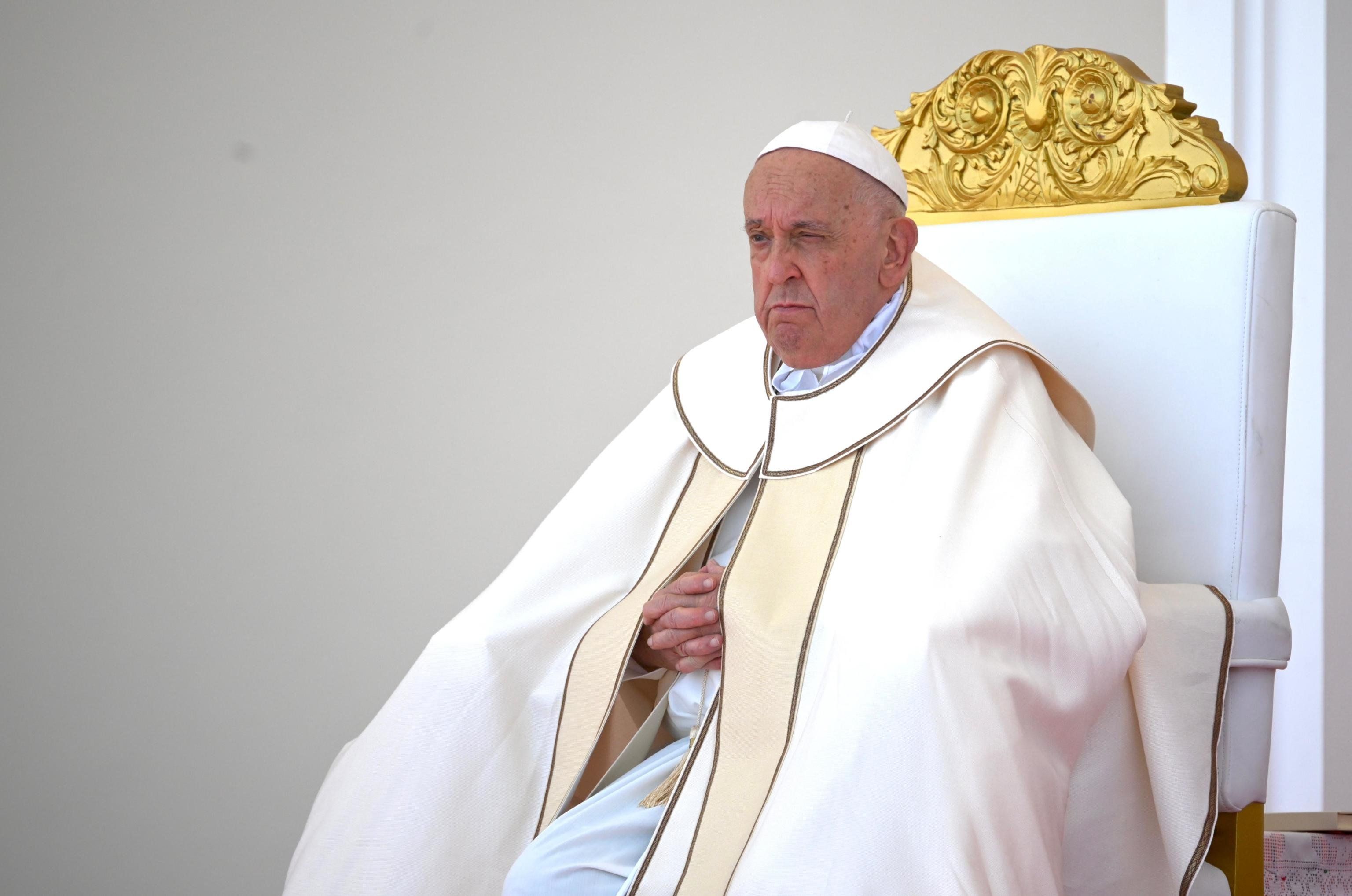 Il Papa affascinato dalla Cina ne benedice la «democrazia»