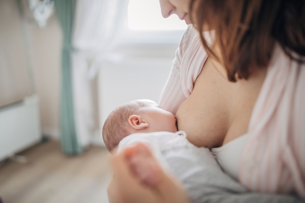 Quei nemici (interessati) del latte materno