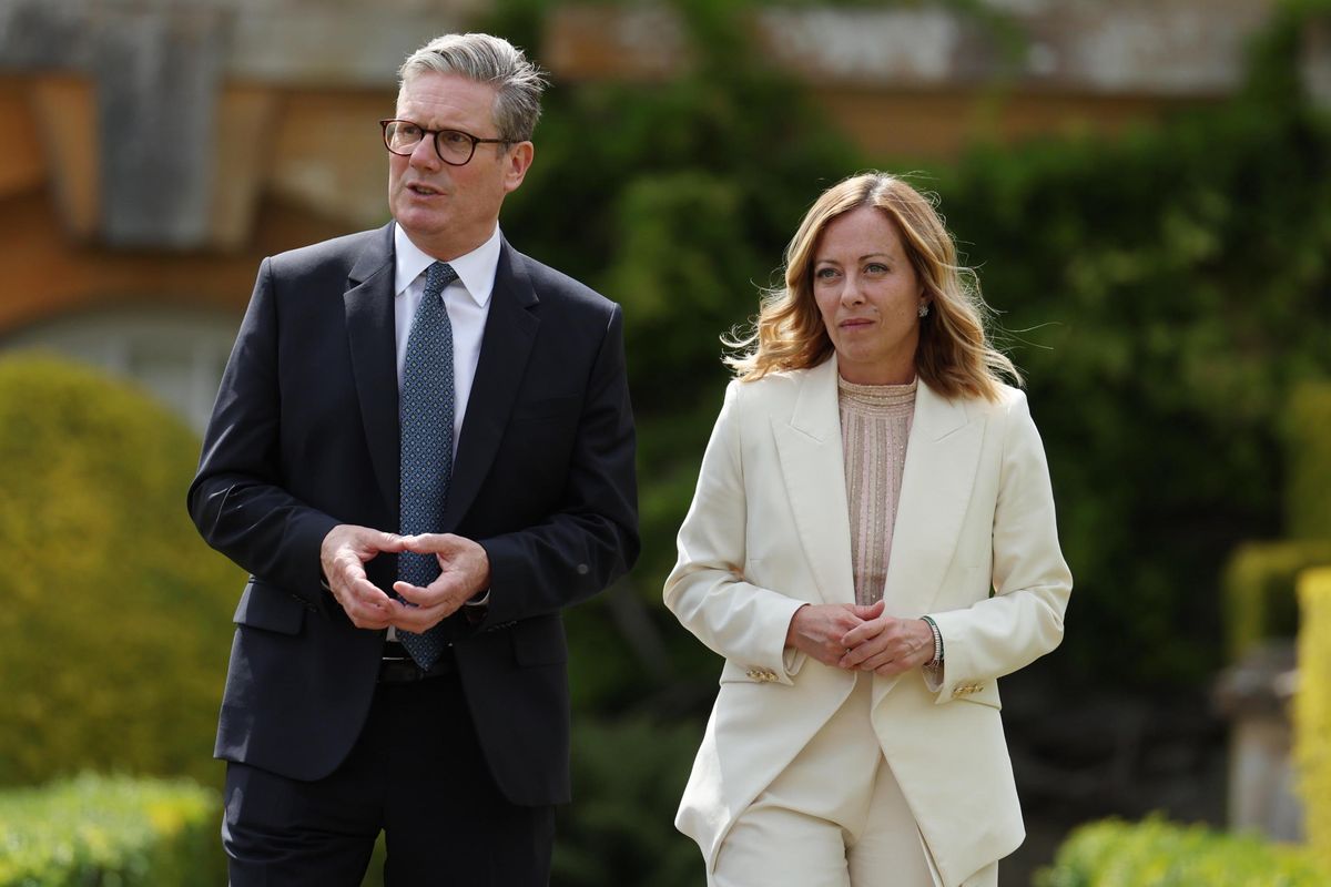 Mentre il Pd celebra le manette a Salvini i dem inglesi copiano il modello Albania