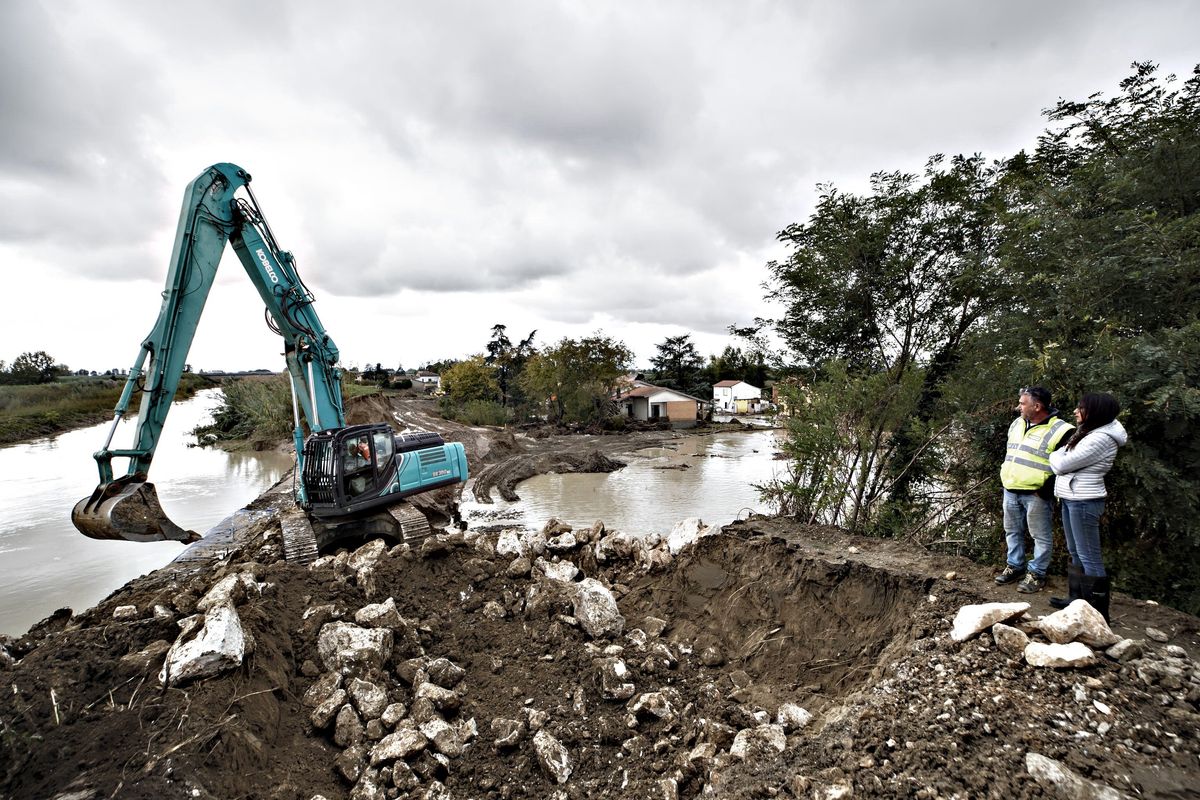 Ondata di esposti in Procura dagli alluvionati imbufaliti. Crolla un argine appena fatto