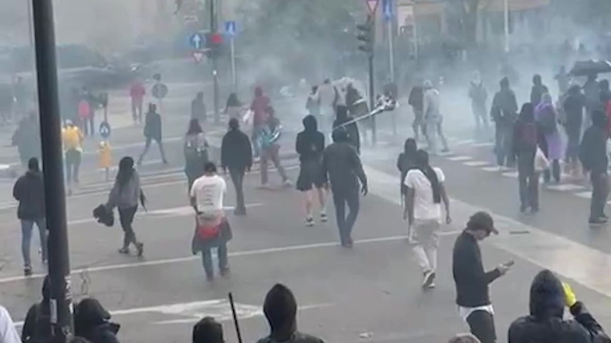 Scontri a Roma al corteo pro Palestina. La polizia risponde alle bombe carta con idranti e lacrimogeni