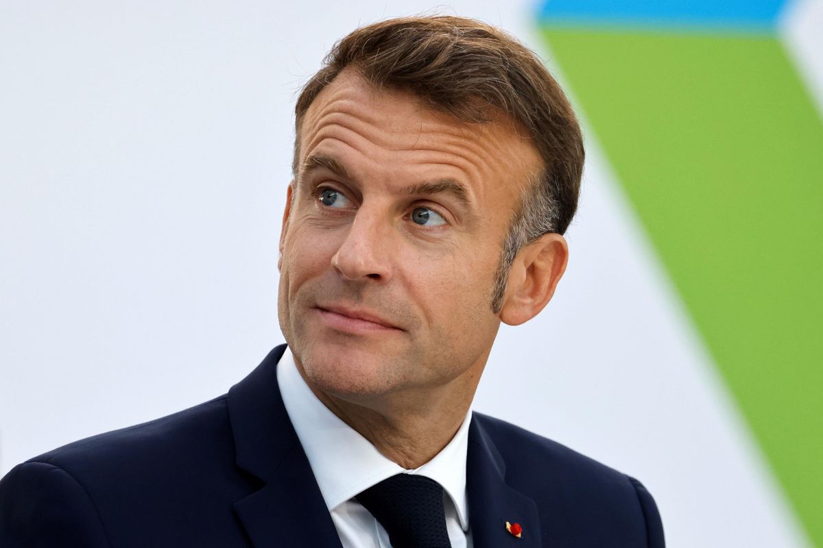 Il bellicoso Macron ora dice: «Basta armi»
