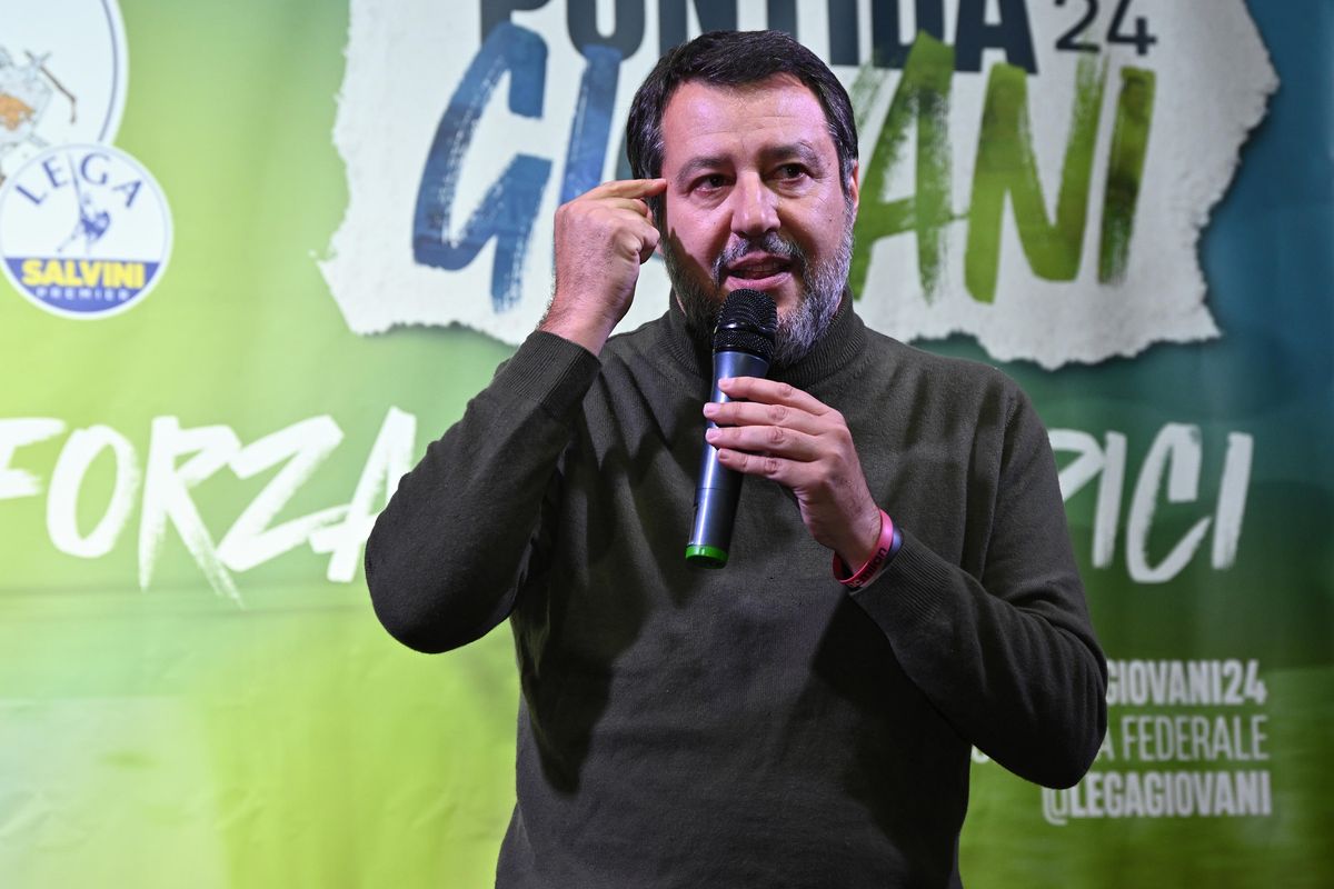 A Pontida insulti a Tajani: «Scafista». Salvini: «È un nostro amico»