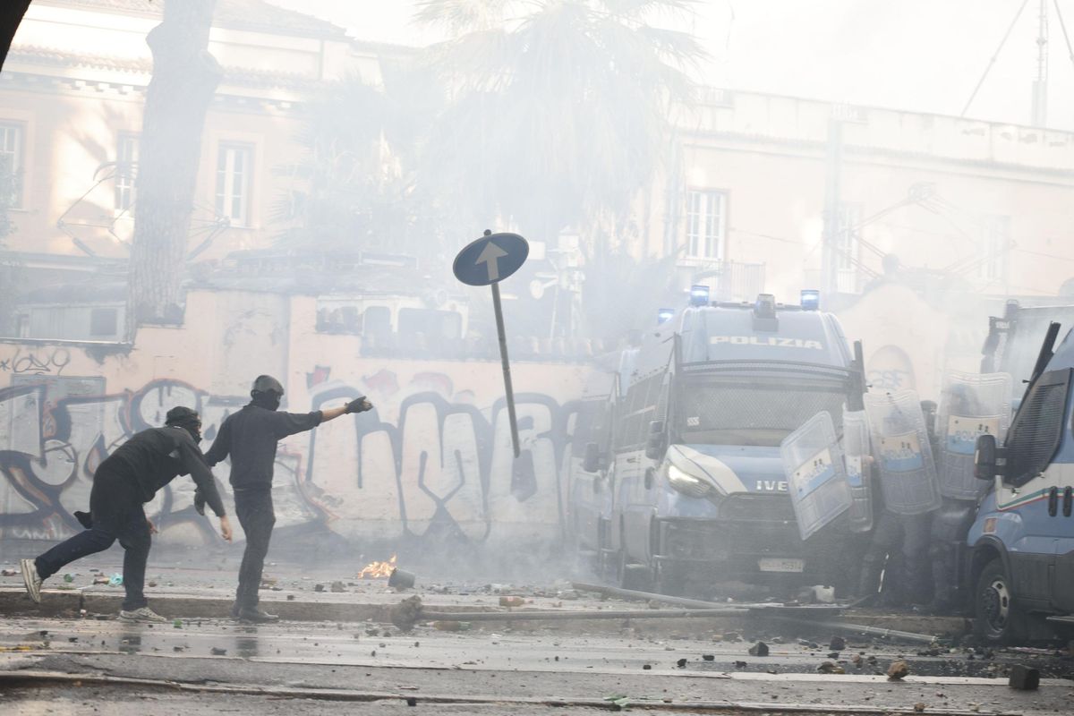 I pro Pal scatenano l’inferno a Roma. Bombe, sassi e pali: feriti 30 agenti