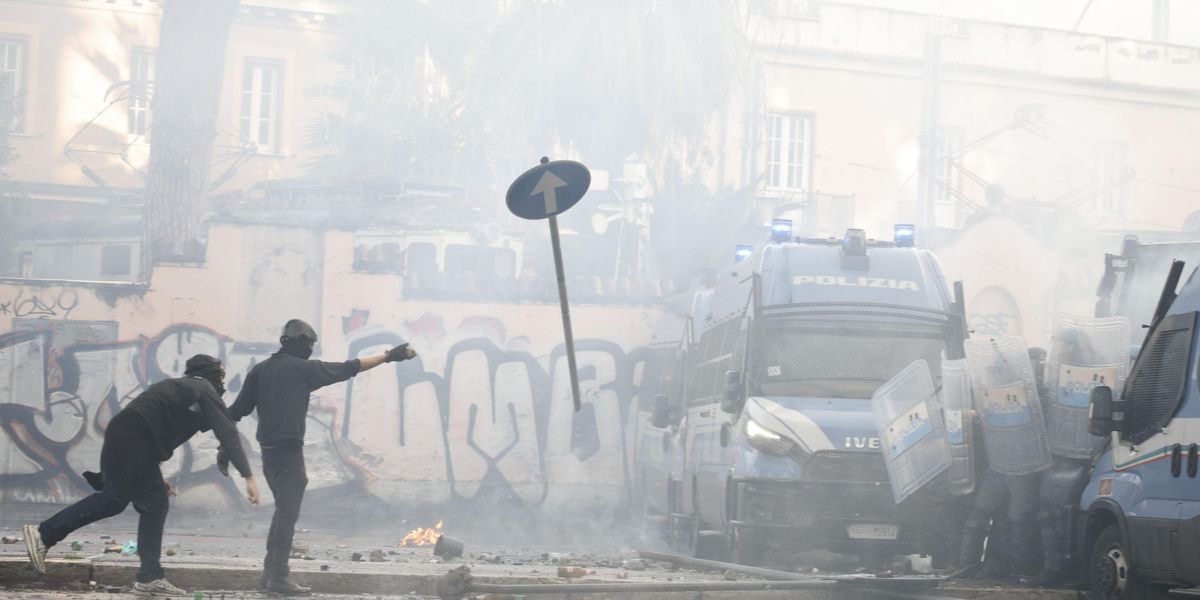 I pro Pal scatenano l’inferno a Roma. Bombe, sassi e pali: feriti 30 agenti