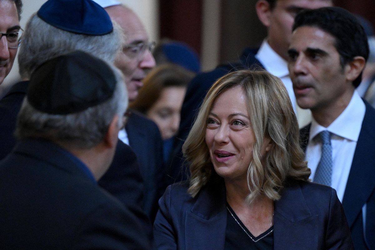 Meloni in visita alla sinagoga: «Israele si difenda, il diritto umanitario però va tutelato»