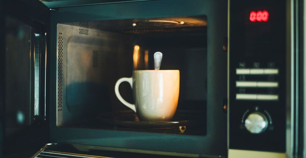 70s and 80s kids are losing it at this confusing 'metal in microwave' warning sticker