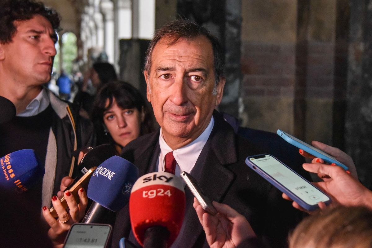 Per salvarsi da flop, inchieste e figuracce Sala se la prende persino con i morti