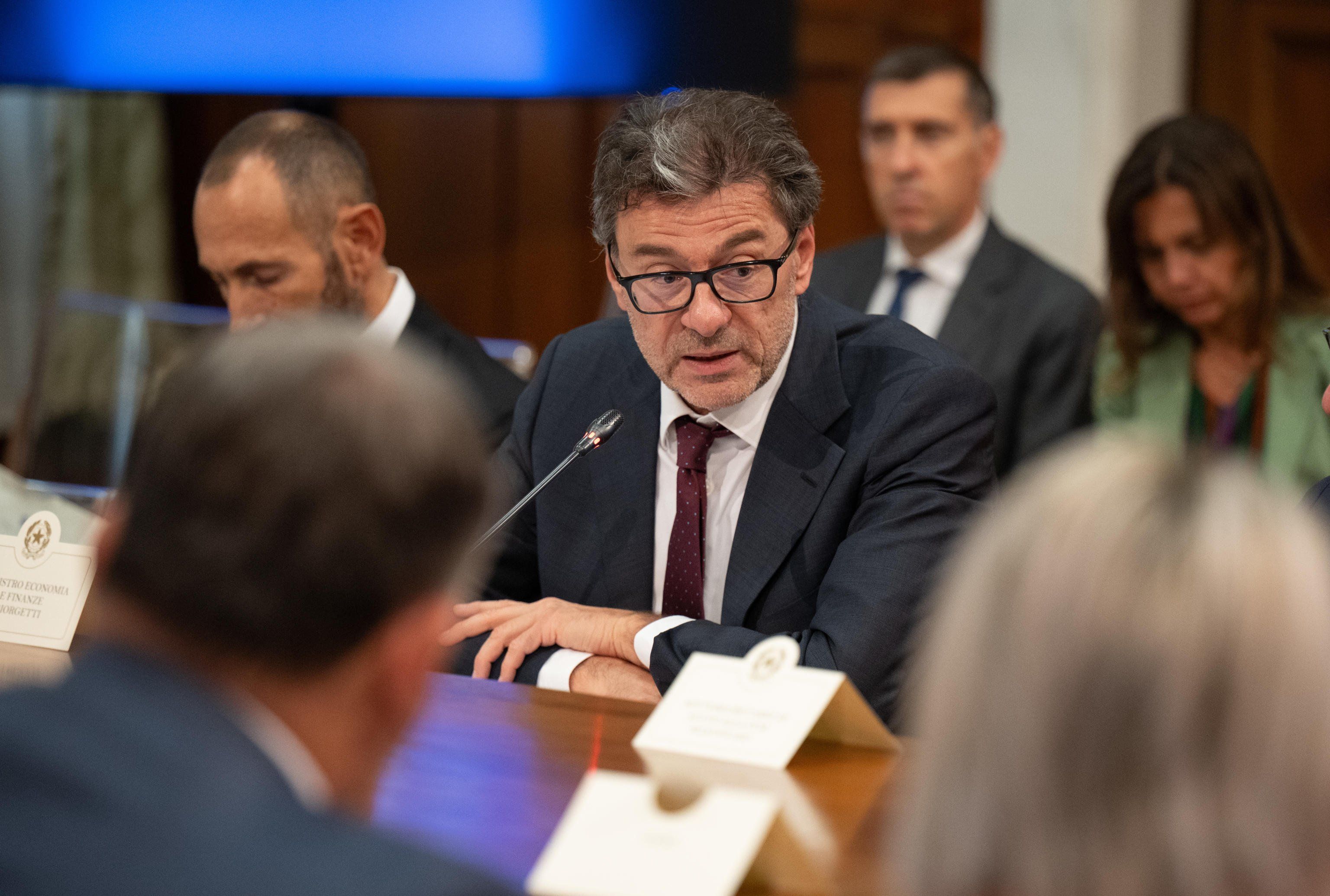 Giorgetti presenta il piano di bilancio. Cambiano le tasse, fondi alla sanità