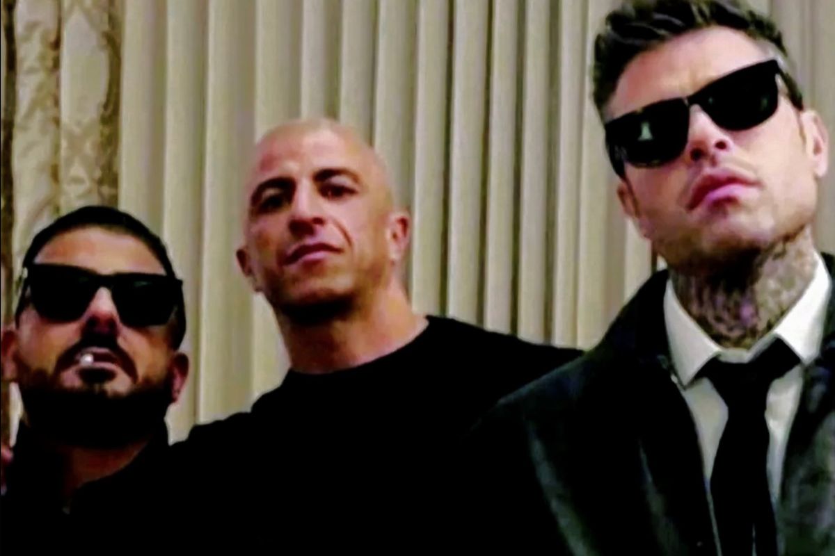 Fedez il puro a braccetto con i picchiatori