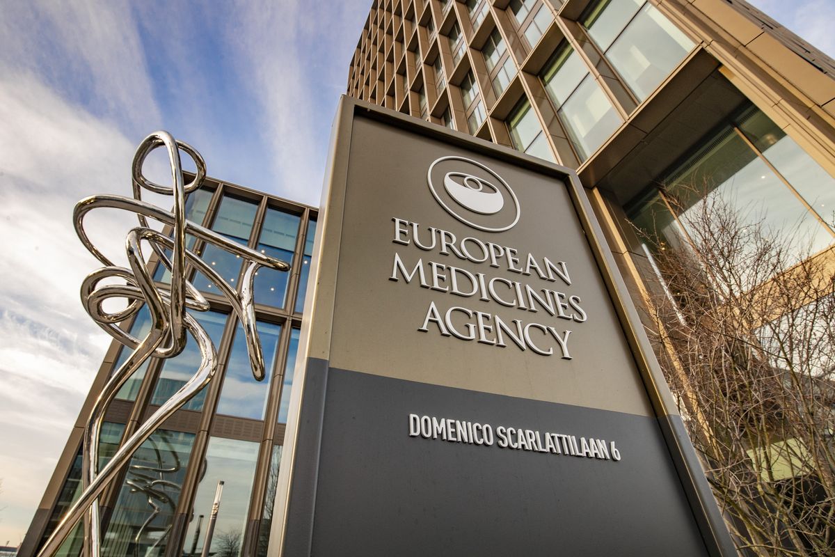 Il doppio standard di Ema sui farmaci. Strada spianata solo per i vaccini