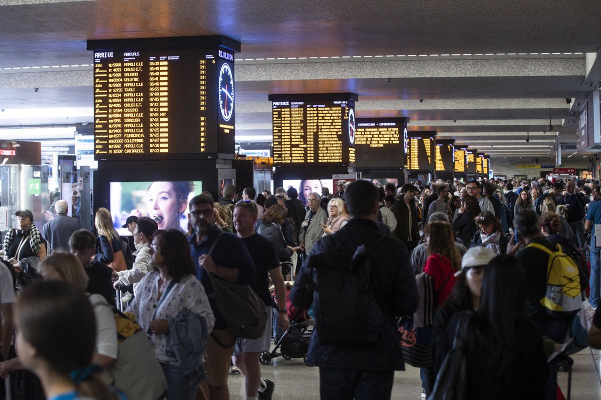 Ferrovie bloccate per un chiodo. Salvini: «Reazione non all’altezza»