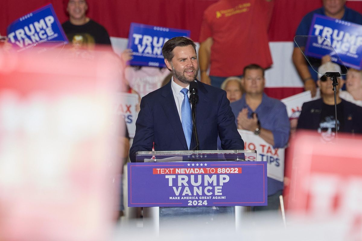 Vance il delfino va meglio di Trump. E il vice di Kamala si dà dell’«idiota»