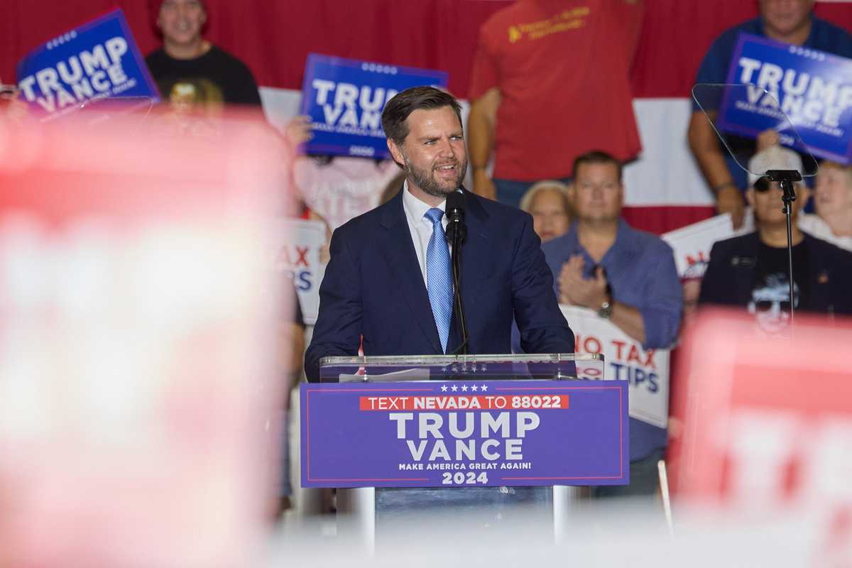 Vance il delfino va meglio di Trump. E il vice di Kamala si dà dell’«idiota»