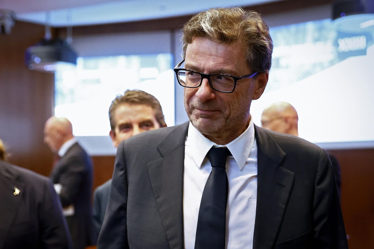 Il Mef annuncia sacrifici per tutti. Intesa ribatte: «Meglio parlarsi»