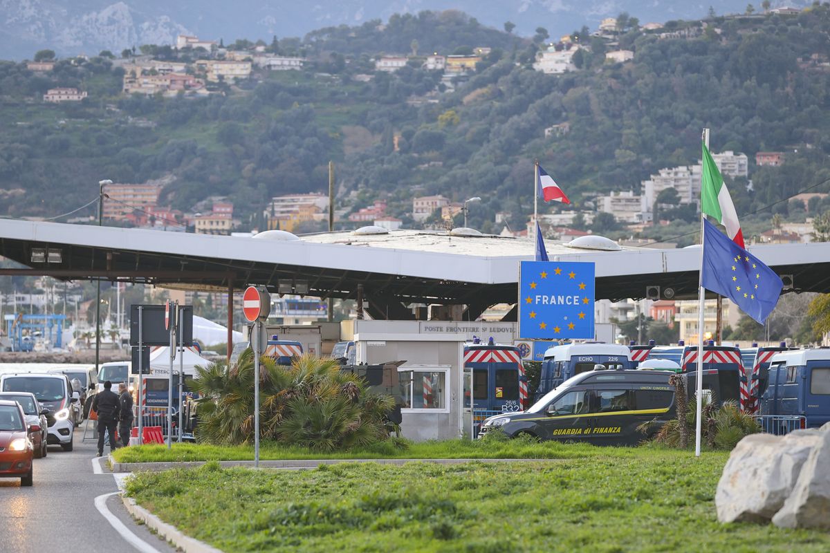 Colpita rete di trafficanti di uomini. Forniva passaporti e auto à la carte