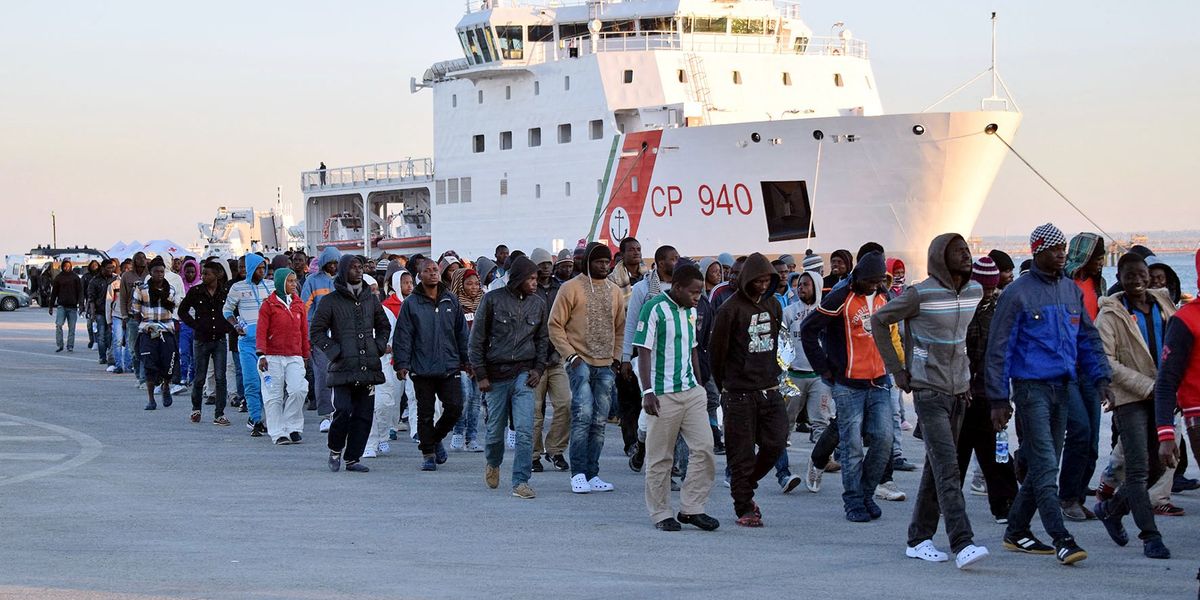 La sinistra delle emergenze finte nega la più grave: l’immigrazione