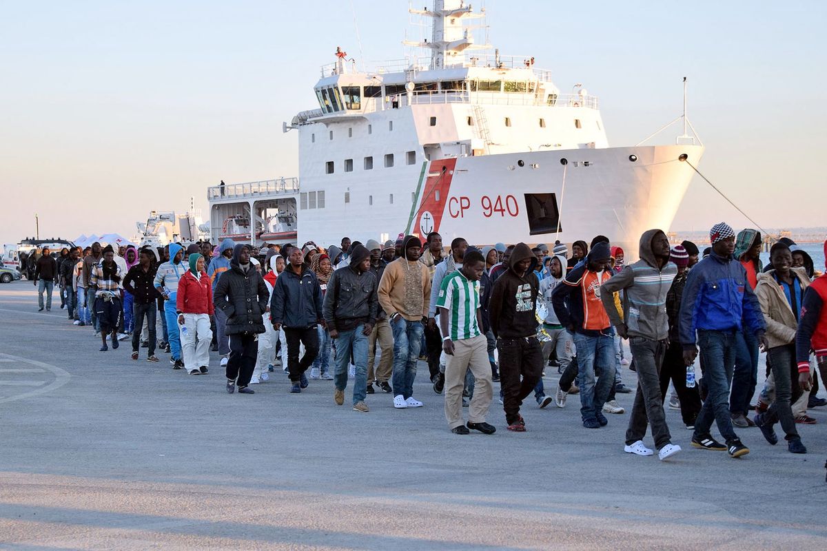 La sinistra delle emergenze finte nega la più grave: l’immigrazione