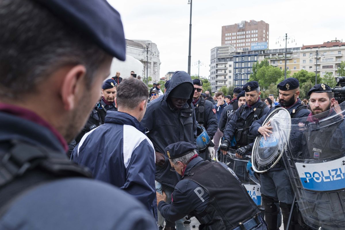 Vogliono arrestare i poliziotti