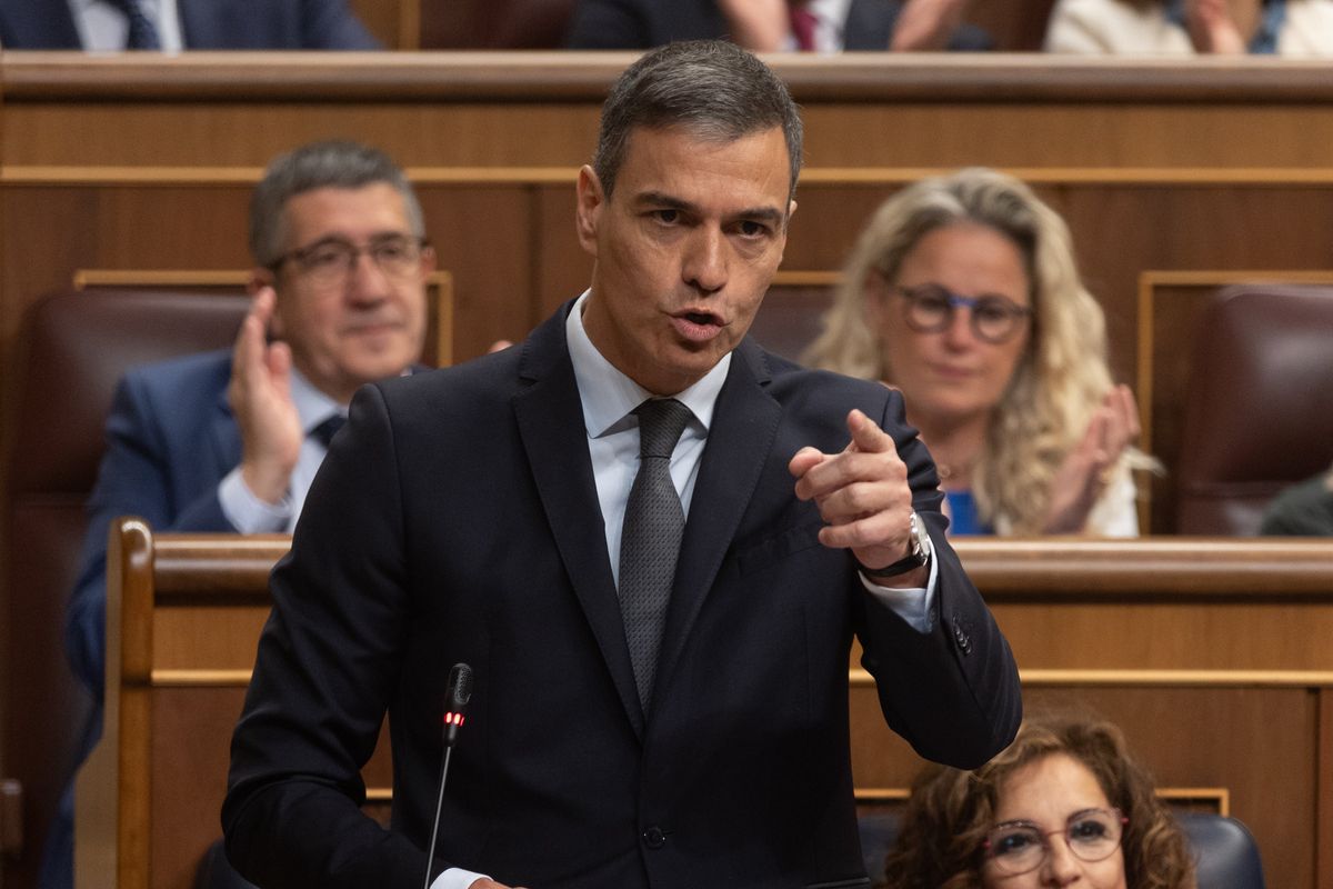 Sánchez fa sparare ai migranti ma ci accusa: «Gli levate le sim»