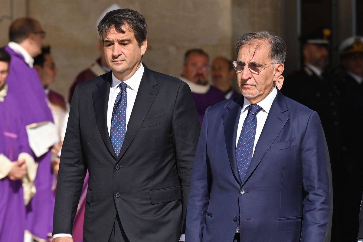 Indagato un ex bancario che spiava i conti del premier e della sorella