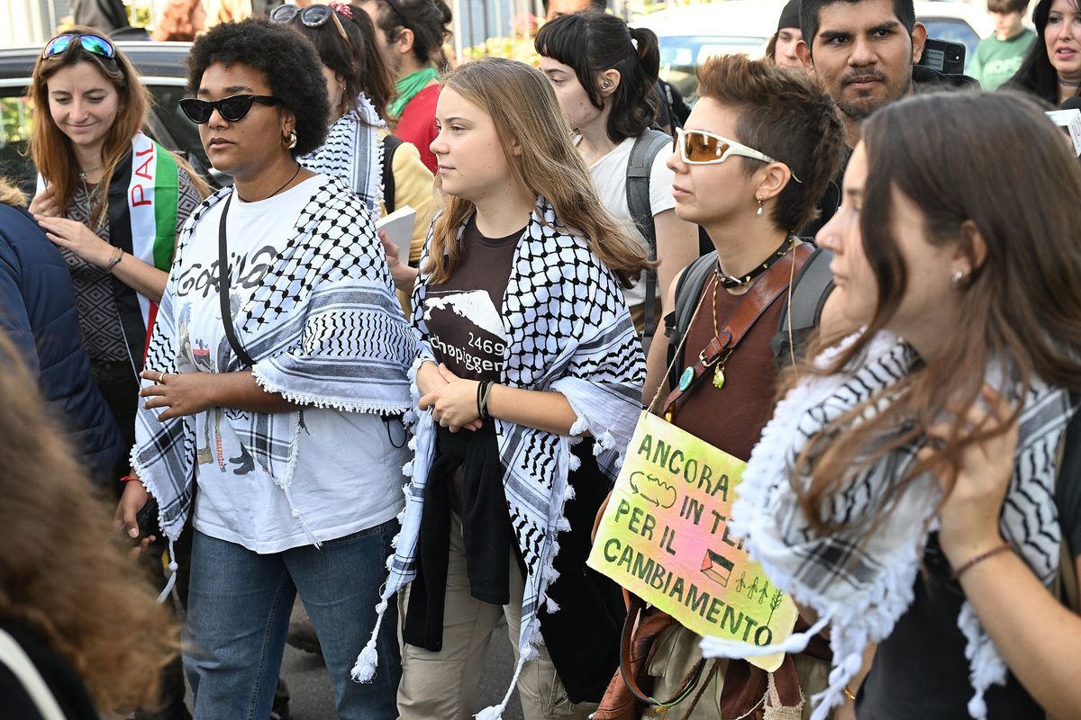 Milano, Greta in piazza con la kefiah mischia Palestina, indios e clima
