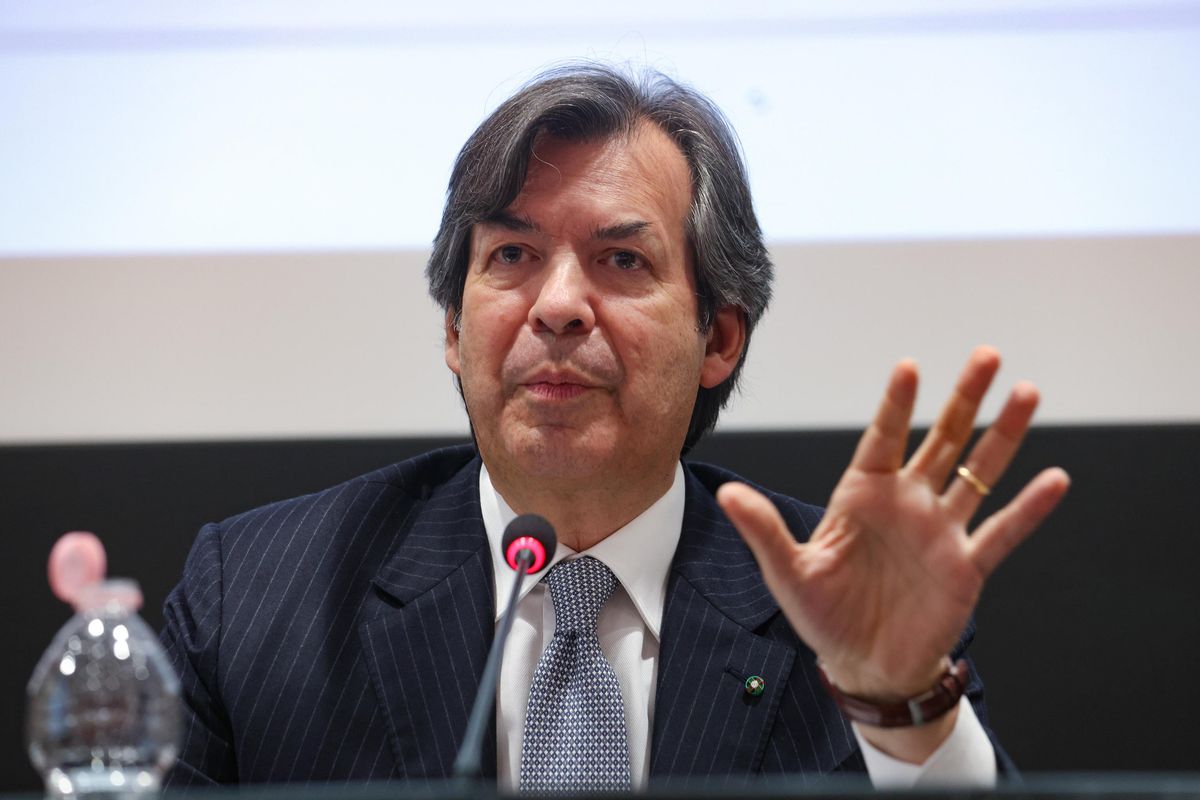 «Bari, oltre 6.000 accessi abusivi». Messina blinda Intesa col generale