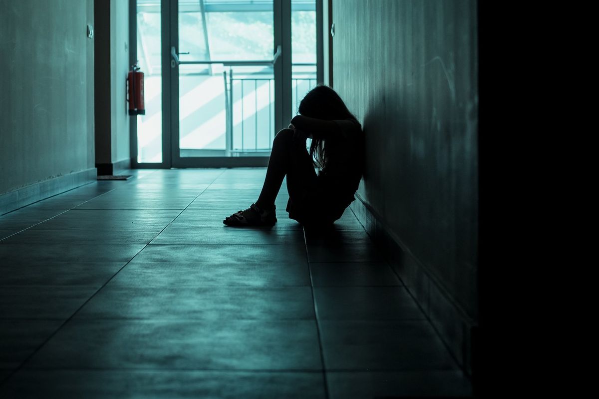 Orrore nel Bresciano: immigrato stupra una bimba di 10 anni e lei rimane incinta