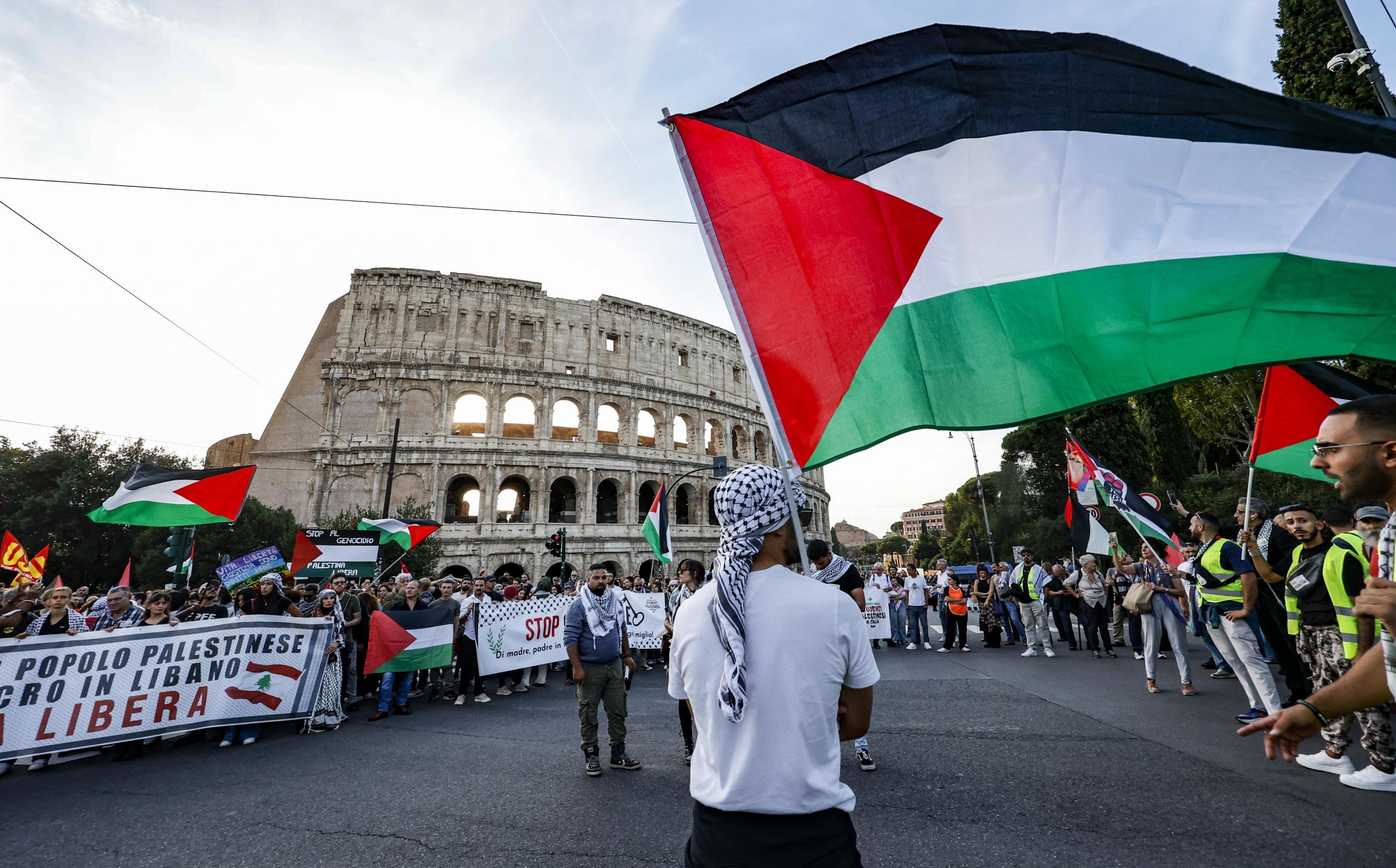 I pro Pal inneggiano ai terroristi