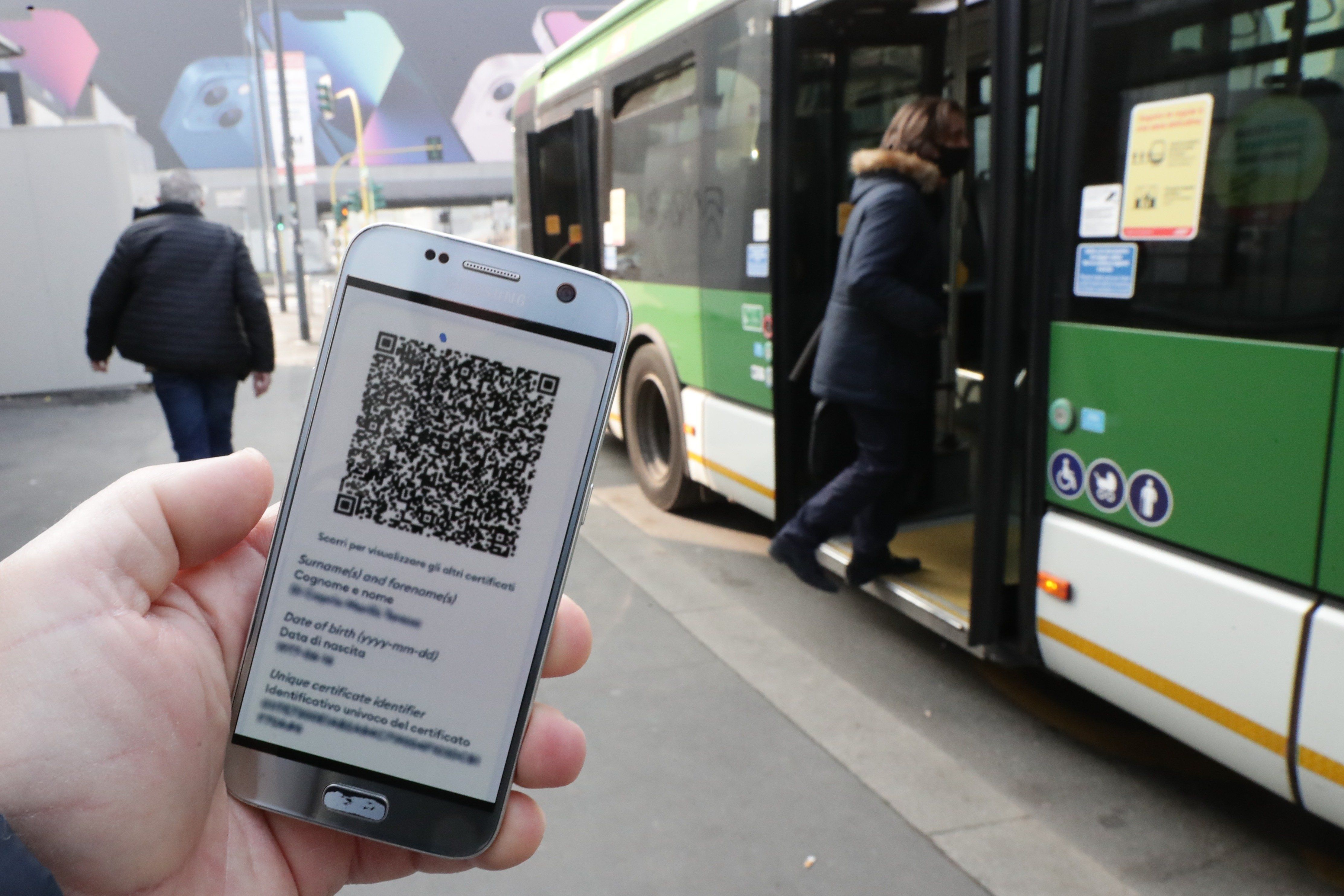 Un giudice smentisce la consulta: illegale il green pass per lavorare