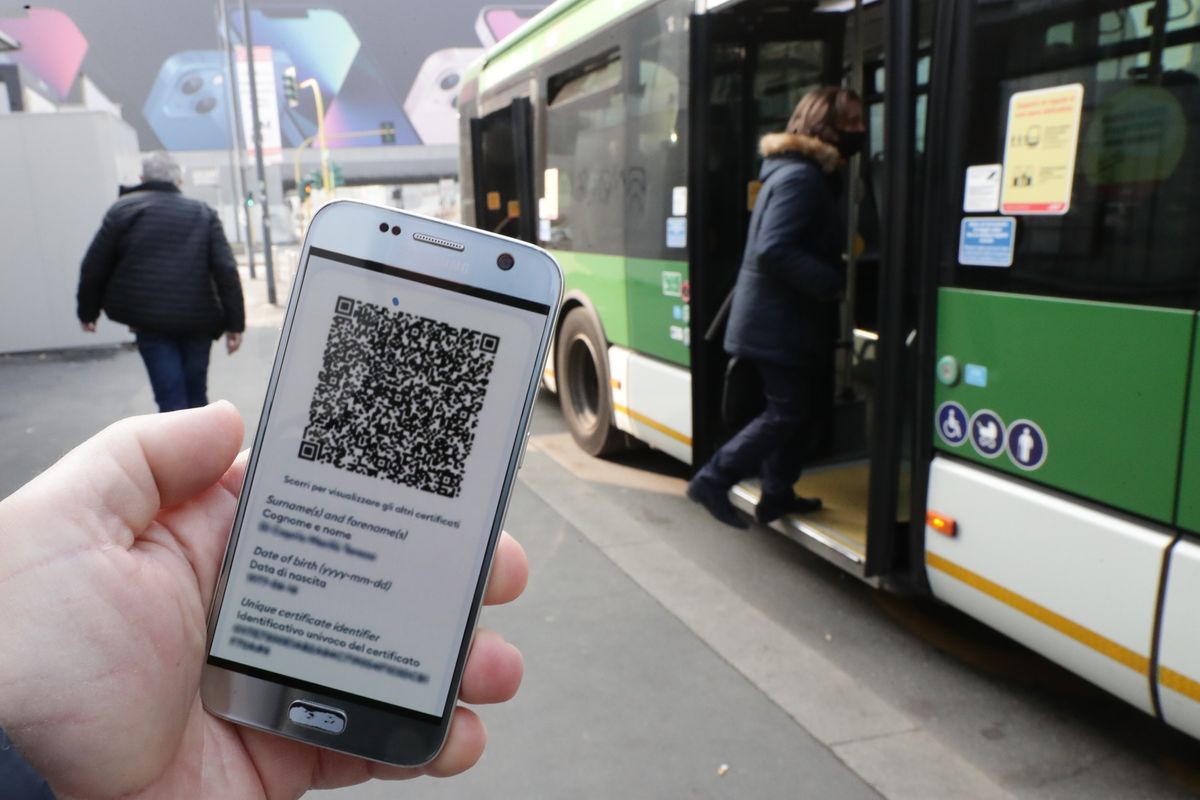 Un giudice smentisce la consulta: illegale il green pass per lavorare