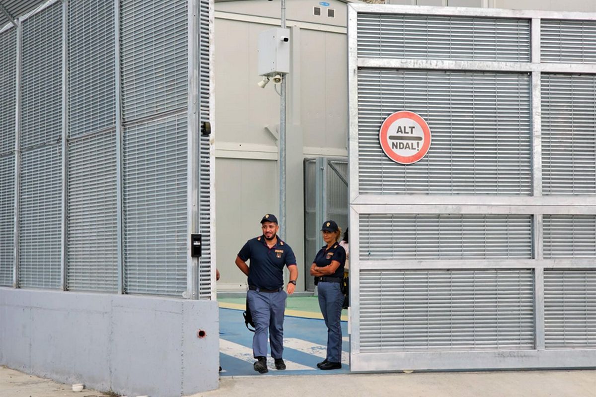 I primi 16 migranti trasportati in Albania. Ma il Quirinale rema già contro