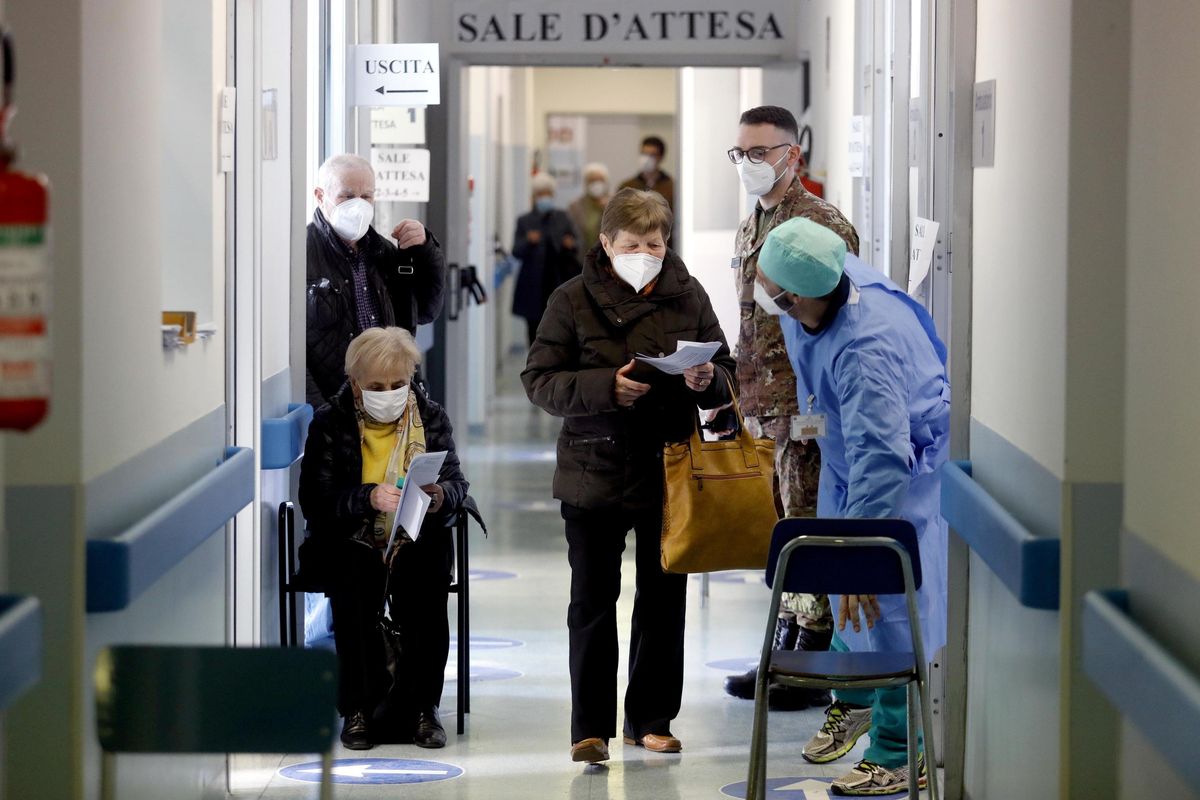 Riecco che spunta la mascherina coatta negli ospedali (in tutti i reparti)