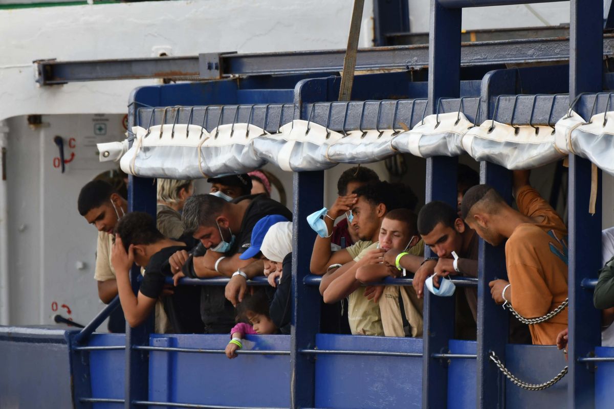 Mandare migranti in Albania toglie i soldi a Caritas e coop