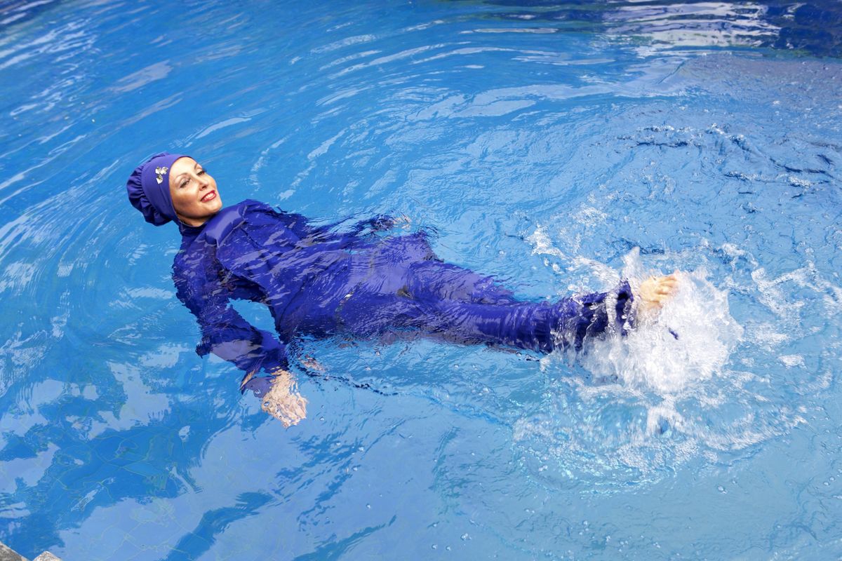 Macché integrazione. La piscina riservata alle donne con il velo è nuova sottomissione